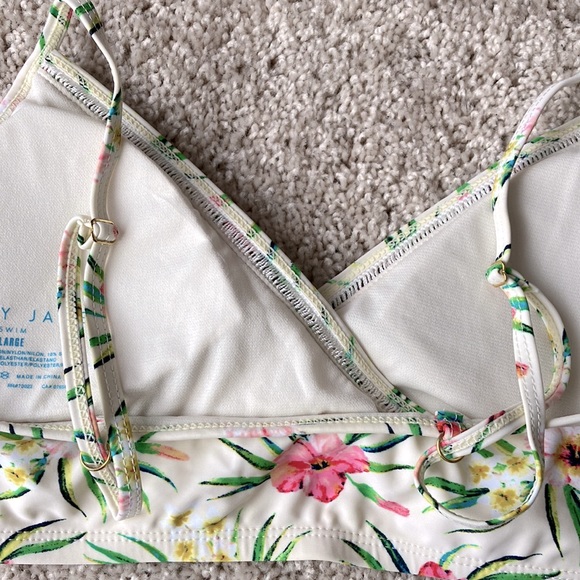 Betty Jade | Floral Bikini - Picture 4 of 11